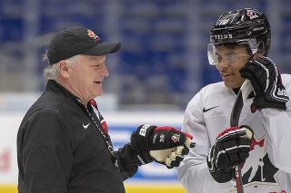 Tréner kanadskej hokejovej reprezentácie do 20 rokov Dale Hunter a hráč Akil Thomas sa rozprávajú na tréningu v Ostrave v stredu 1. januára 2020.