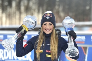 Na snímke Talianka Dorothea Wiererová získala po druhý raz v kariére veľký glóbus celkovej víťazky Svetového pohára v biatlone žien vo fínskom Kontiolahti 14. marca 2020.