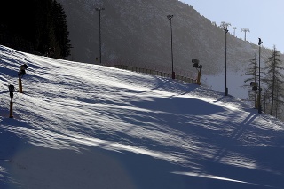 Snežné delá na svahu v lyžiarskom stredisku Ischgl v rakúskej spolkovej krajine Tirolsko