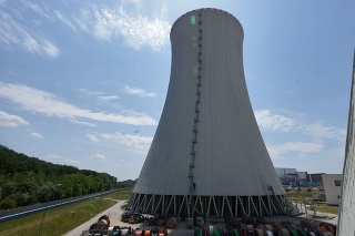Na snímke chladiaca veža 3. bloku jadrovej elektrárne v Mochovciach