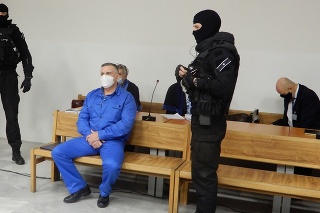 Mikuláš Černák a Pavol Rusko (vpravo) na procese v kauze prípravy vraždy Sylvie Klaus-Volzovej
