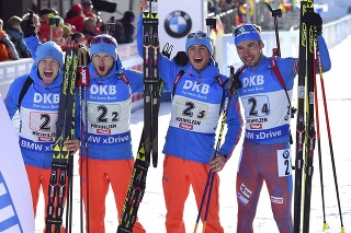 Na snímke štafeta Rusov v zložení, zľava Alexej Volkov, Maxim Cvetkov, Anton Babikov a Anton Šipulin  zvíťazila na MS biatlonistov v rakúskom Hochfilzene v sobotu 18. februára 2017.