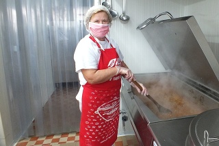 Pomocná kuchárka Mária Tóthová (64) z Krásnohorskej Dlhej Lúky chystá perkelt.