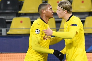  Futbalista Borussie Dortmund Erling Haaland (vpravo) sa teší po strelení gólu.