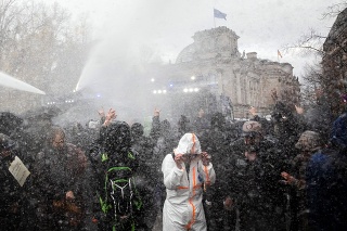 Polícia použila vodné delo na ľudí, ktorí protestujú pred Brandeburskou bránou v Berlíne.