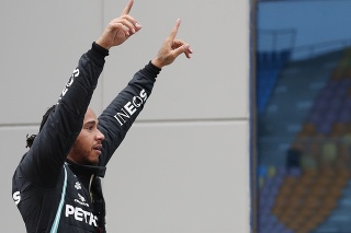  Lewis Hamilton sa v predstihu a po siedmy raz v kariére stal majstrom sveta v prestížnom seriáli formuly 1. 