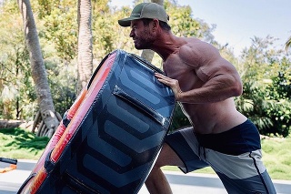 Sexsymbol Chris Hemsworth na sebe maká čoraz viac: Svalnatým telom ohúri nejednu ženu