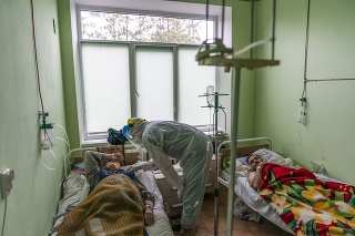 Lekár v špeciálnom ochrannom odeve s nakazeným pacientom na JIS-ke v nemocnici v ukrajinskom meste Strij 