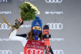  Slovenská lyžiarka Petra Vlhová sa teší na pódiu po víťazstve.