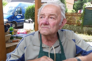 V obci Vrbovce sa pôvodne venovalo pleteniu z prútia 30 rodín, v súčasnosti už zostal posledným 82-ročný Ján Patinka.