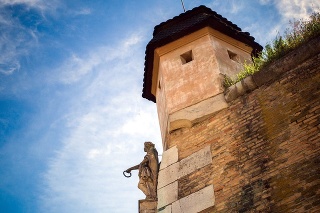 Kamenná panna – alegorická baroková postava umiestnená na bastióne madony, ktorý je najväčším bastiónom Novej pevnosti.