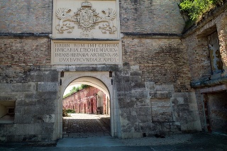 Obnovená Ferdinandova brána Starej pevnosti.