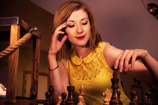 Anna je milovníčkou šachu, seriál Dámsky gambit jej pomohol k sláve.  