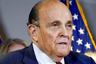 Giulianimu tiekla po tvári farba na vlasy.