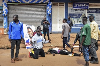 Ľudia pri tele zastreleného protestujúceho.