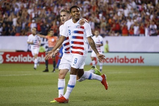 Americký futbalista Weston Mckennie (vpravo) sa teší po strelení gólu vo štvrťfinále CONCACAF Gold Cupu vo Philadelphii 30. júna 2019.