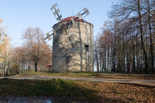 Veterný mlyn v Holíči je stavba situovaná na okraji polí nad mestom Holíč (okres Skalica), vo výške 220 m.n.m.