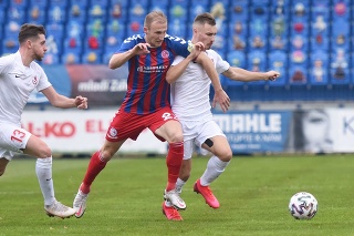Hráč Serede Filip Pankaričan, hráč Senice Miloš Kopečný a hráč Serede Denis Bušnja.