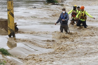 Záber záchranárov na zatopenej ceste v Hondurase. 