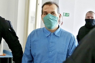 2020: Spútaného  Miroslava priviedli  v stredu do budovy Špecializovaného trestného súdu.