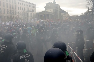 Centrum Berlína ovládli tisícky protestujúcich.