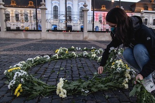 Iniciatíva Za slušné Slovensko umiestnila po celom Slovensku nápisy z kvetov. 