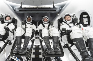 Na palube vesmírnej lode Crew Dragon sú štyria astronauti.