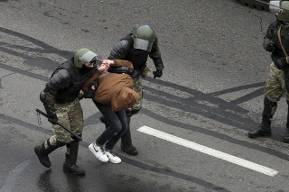 Bieloruská polícia v nedeľu zadržala vyše 700 účastníkov protestných akcií.