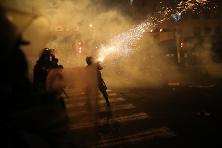 Policajt používa slzotvorný plyn na demonštrantov, ktorí protestovali proti odvolaniu prezidenta Martína Vizcarru v Lime.