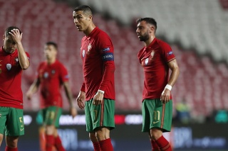 V portugalskom drese najviac hrozil Ronaldo, krátko pred prestávkou zakončil hlavou z päťky tesne nad hornú žrď.