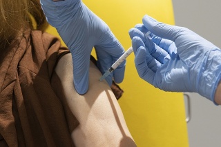 Ministerstvo zdravotníctva neplánuje očkovanie zaviesť ako povinnosť.