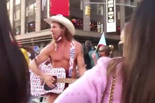 Nahého kovboja naozaj vyzliekli: Spevák si vytrpel hanbu, keď mu na Times Square muž roztrhal trenírky