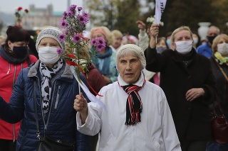 Dôchodkyne nesú kvety počas protivládneho protestu proti výsledkom augustových prezidentských volieb v Minsku.