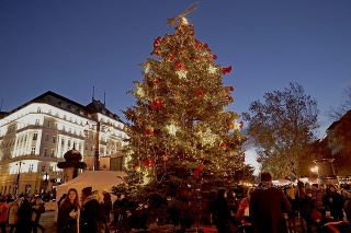 Vianočný stromček na Hviezdoslavovom námestí bude svietiť aj tento rok.