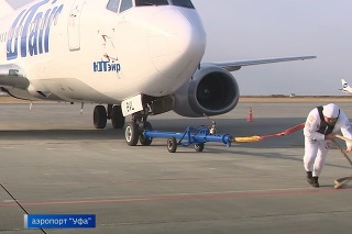 Silák na letisku v ruskej Ufe utiahol 36-tonový Boeing 737-500.