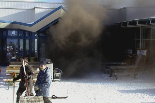 Dym vychádza z hornej časti tunela na rakúskom ľadovci Kitzsteinhorn pri Kaprune v sobotu 11. novembra 2000.