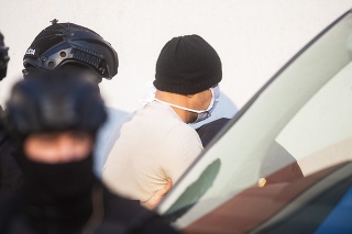 Na snímke jeden zo zadržaných prichádza na výsluch v sprievode polície na Špecializovaný trestný súd (ŠTS) 8. novembra 2020 v Pezinku. 