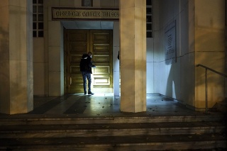 Policajt na mieste streľby.