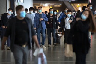 Cestujúci na letisku v Šanghaji.