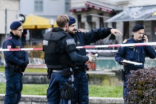 Policajti hliadkujú po streľbe v centre Viedne.