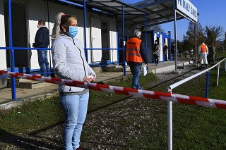 Testovanie na futbalovom ihrisku v nedeľu 1. novembra 2020 v obci Malý Šariš v okrese Prešov.