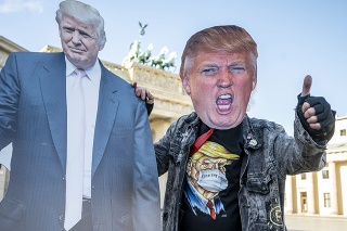 Takéto papierové makety s podobizňou Donalda Trumpa sa nachádzajú pred Brandenburskou bránou v Berlíne.