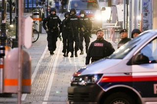 Ozbrojení policajti strážia ulicu na mieste pondelkovej streľby v centre Viedne.