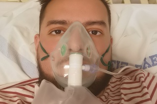 Istý čas bol napojený na umelú pľúcnu ventiláciu a v uplynulých dňoch sa jeho stav stabilizoval. V pondelok zomrel.