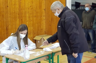 Medici z univerzity v Budapešti počas celoplošného testovania na ochorenie COVID-19 v Komárne.