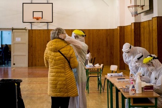 Na snímke uprostred a vpravo  manželský pár z Budapešti zo Semmelweisovej univerzity na odbernom mieste v telocvični maďarského gymnázia v Komárne.