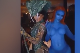 Kardashianky si Halloween nenechali ujsť: Strašidelná párty so sexi ženami v kostýmoch aj bez nich