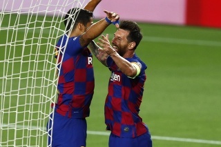 Hráč Barcelony Lionel Messi (vpravo) oslavuje gól so spoluhráčom Luisom Suarezom.