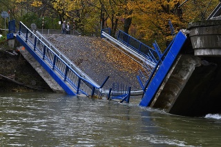 Cestný most cez rieku Hornád medzi Kysakom a Veľkou Lodinou sa zrútil do Hornádu