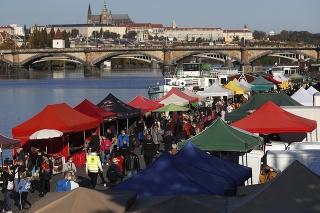 Trhy pri rieke Vltava v Prahe v sobotu 24. októbra 2020.